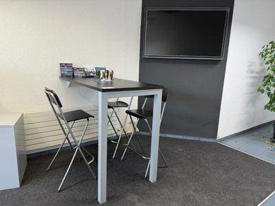 Overview picture of Waiting room setup with TV